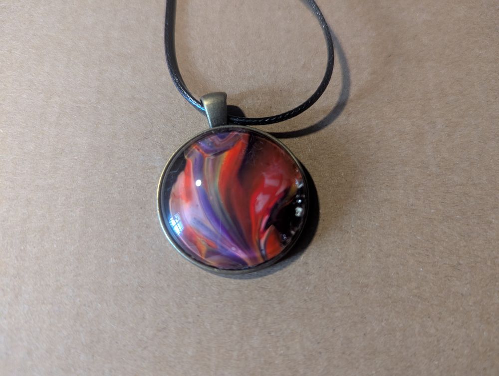 Paint capsule necklace - round